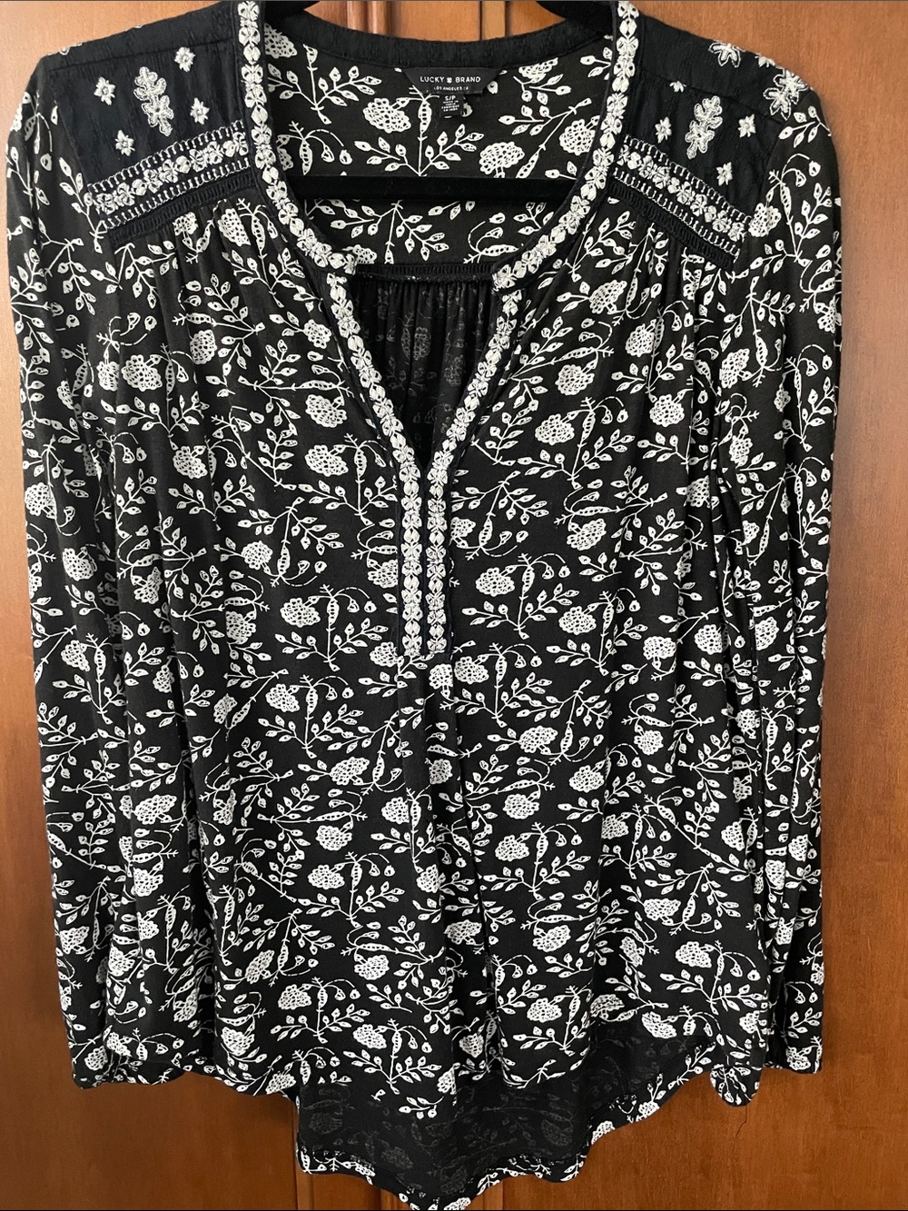 Lucky brand beautiful quality long sleeve black and white top s/p in new cond.